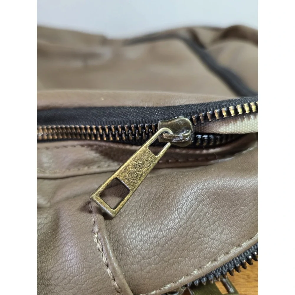Beautiful Revive Vintage Tan Vegan Backpack Magnetic Clousure Brown Zip